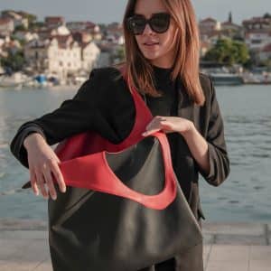 TORBA ROMB CRNA SA CRVENOM UNUTRAŠNJOSTI dim. 45cm x 59/44 cm - TZF2313